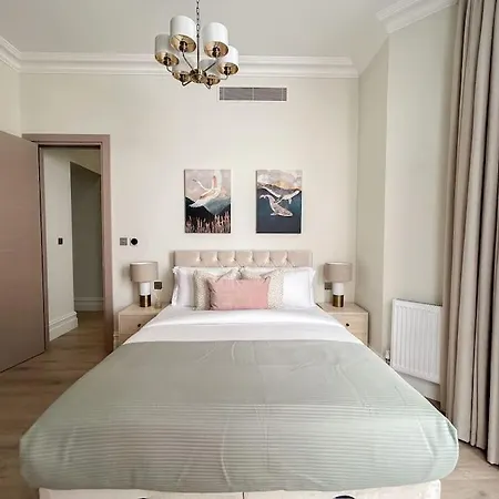 Stylish 2 Bed Flat On The Iconic Gloucester Road Apartment