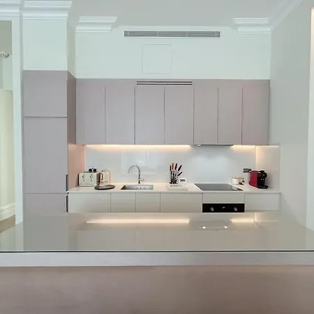 Stylish 2 Bed Flat On The Iconic Gloucester Road