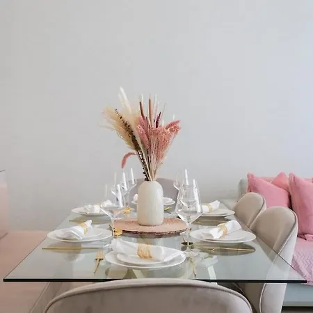 Stylish 2 Bed Flat On The Iconic Gloucester Road