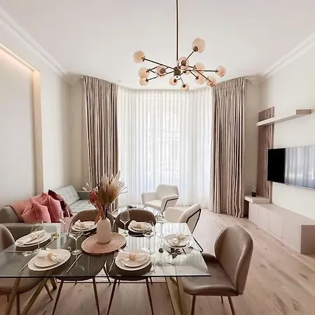 Stylish 2 Bed Flat On The Iconic Gloucester Road *