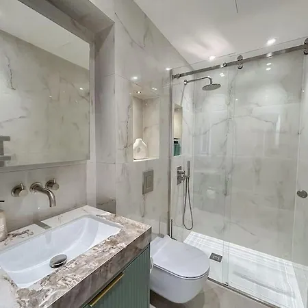 Stylish 2 Bed Flat On The Iconic Gloucester Road London