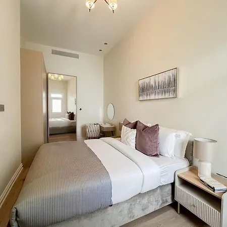 Stylish 2 Bed Flat On The Iconic Gloucester Road * London