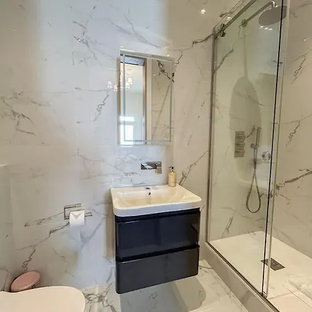 Stylish 2 Bed Flat On The Iconic Gloucester Road