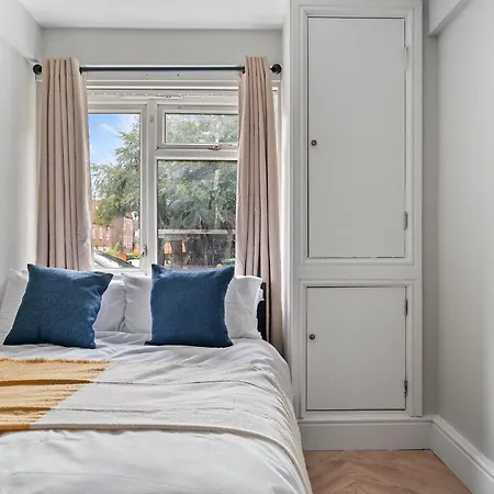Stylish 3-bedroom Greenwich 2 Bath Pad & Free Parking Apartment *