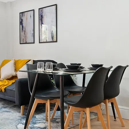 Stylish 3-bedroom Greenwich 2 Bath Pad & Free Parking