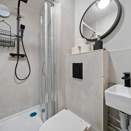 Stylish 3-bedroom Greenwich 2 Bath Pad & Free Parking