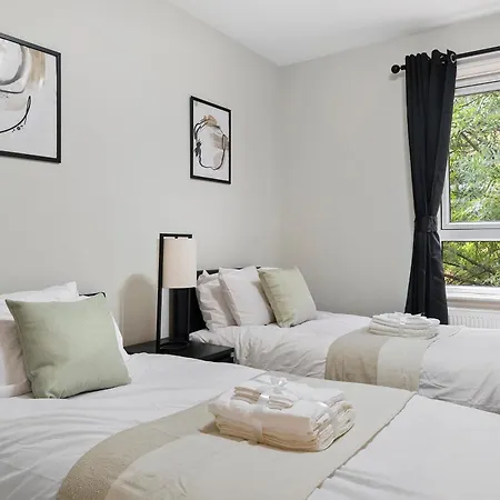 Stylish 3-bedroom Greenwich 2 Bath Pad & Free Parking Apartment London