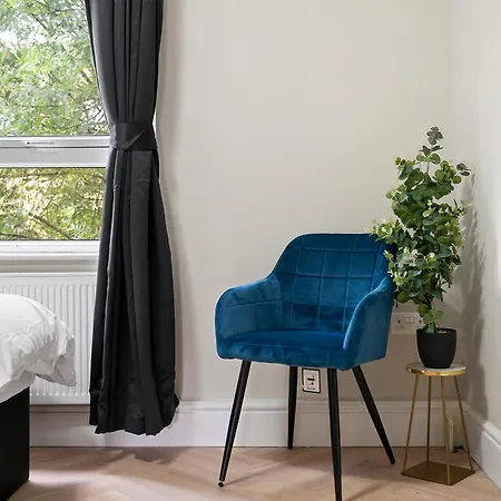 Stylish 3-bedroom Greenwich 2 Bath Pad & Free Parking Apartment