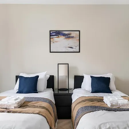 Stylish 3-bedroom Greenwich 2 Bath Pad & Free Parking Apartment
