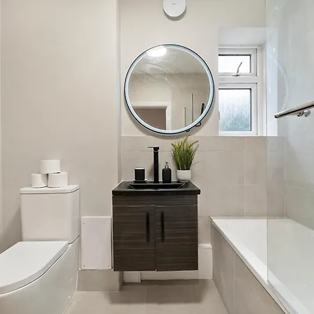 Apartment Stylish 3-bedroom Greenwich 2 Bath Pad & Free Parking *