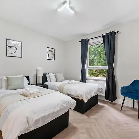 Stylish 3-bedroom Greenwich 2 Bath Pad & Free Parking