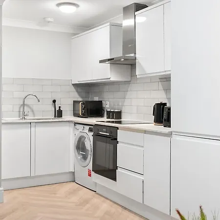 Stylish 3-bedroom Greenwich 2 Bath Pad & Free Parking Apartment