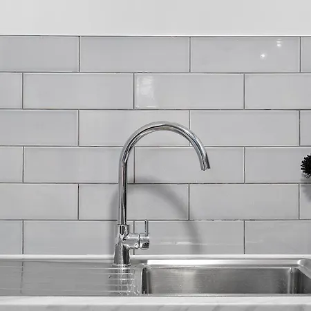 Stylish 3-bedroom Greenwich 2 Bath Pad & Free Parking *
