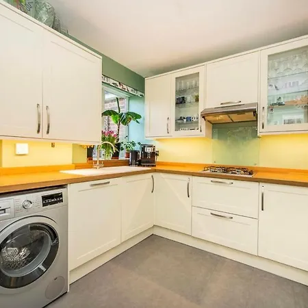 Richmond - Double Bedroom With Garden View Homestay *