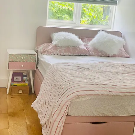 Richmond - Double Bedroom With Garden View