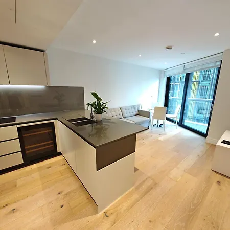 Stylish Two-bedroom Flat Near Us Embassy Apartment *