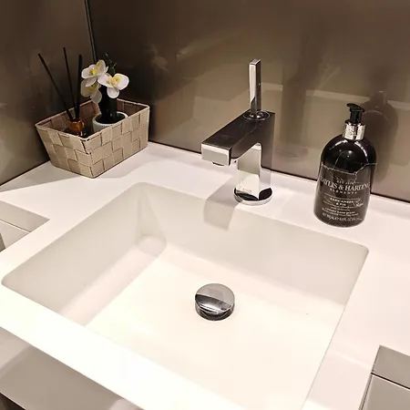 Apartment Stylish Two-bedroom Flat Near Us Embassy