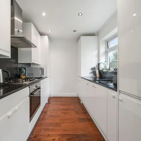 Beautiful Large 3 Bedroom Flat In North London