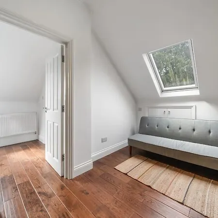 Beautiful Large 3 Bedroom Flat In North London *