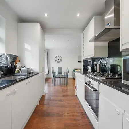 Beautiful Large 3 Bedroom Flat In North London * Mill Hill