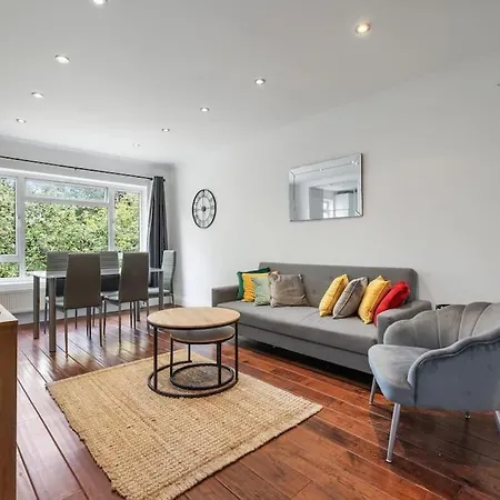 Beautiful Large 3 Bedroom Flat In North London Apartment *