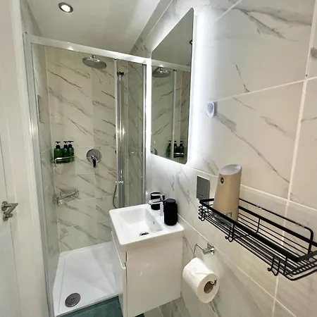 Holiday home Charming 3-bed Flat In Shepherds Bush - Sleeps 9 London
