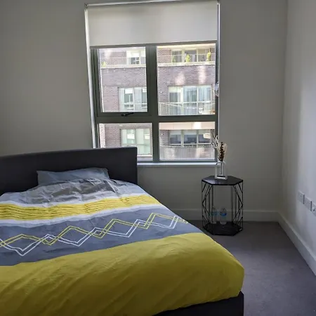 Apartment Raintree Village London