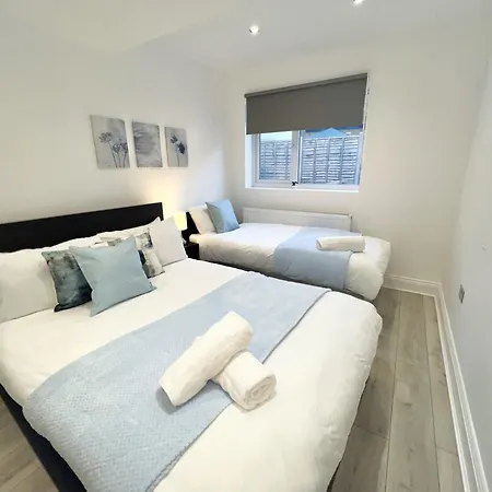 Charming 3-bed Flat In Shepherds Bush - Sleeps 9 London