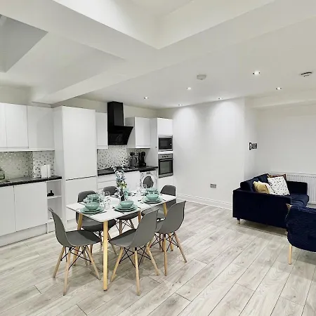 Charming 3-bed Flat In Shepherds Bush - Sleeps 9 *