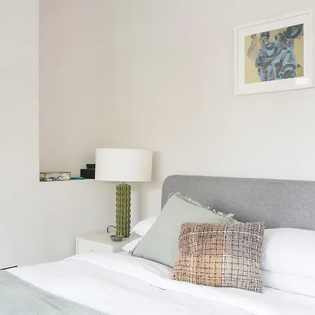 Beautiful Centrally Located Large Studio Apartment *