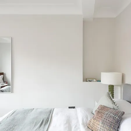 Beautiful Centrally Located Large Studio *