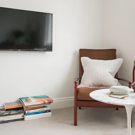 Beautiful Centrally Located Large Studio Apartment London
