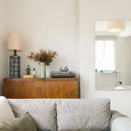 Beautiful Centrally Located Large Studio Apartment London
