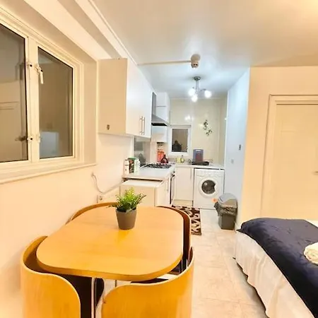 Cosy Studio In Central Apartment