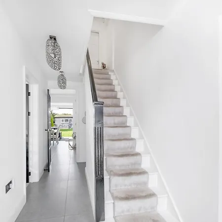 Modern Luxury 4 Bedroom House In Hornchurch