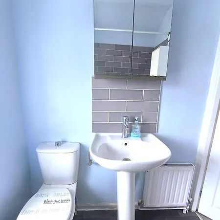 Spacious Triple Bedroom 10 Min From Station * Dagenham