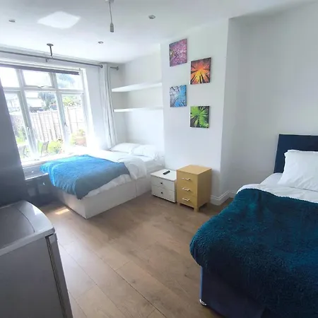 Spacious Triple Bedroom 10 Min From Station * Dagenham