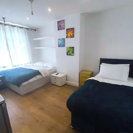 Spacious Triple Bedroom 10 Min From Station Homestay *