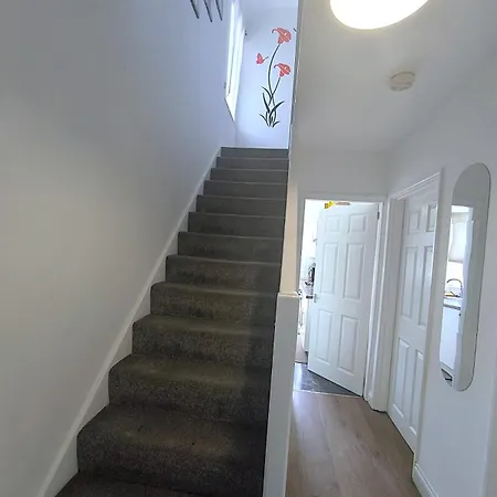 Spacious Triple Bedroom 10 Min From Station * Dagenham