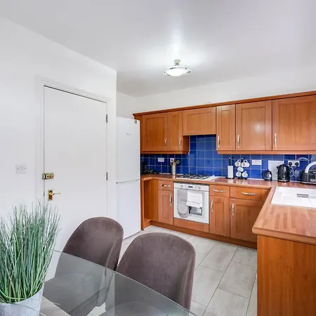 Apartment Delightful 4 Bedroom House Thamesmead West From 360stays London