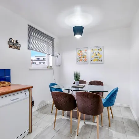 Delightful 4 Bedroom House Thamesmead West From 360stays Apartment