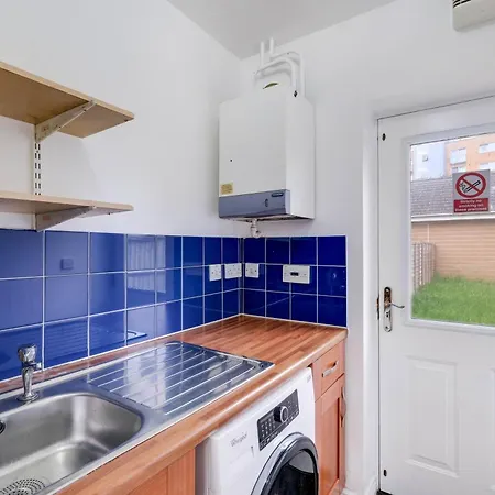 Delightful 4 Bedroom House Thamesmead West From 360stays Apartment London