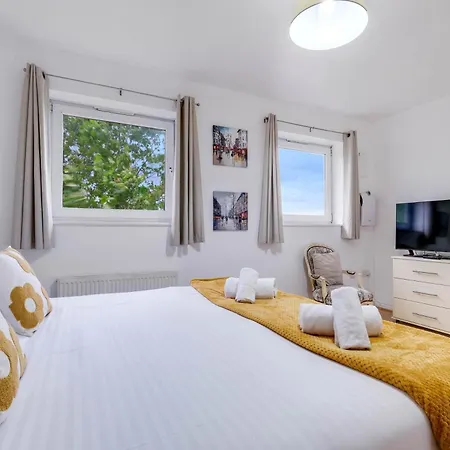 Apartment Delightful 4 Bedroom House Thamesmead West From 360stays London