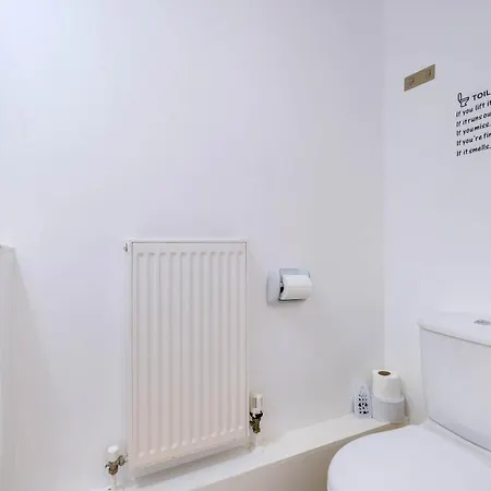 Delightful 4 Bedroom House Thamesmead West From 360stays *