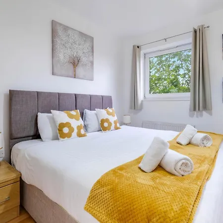 Delightful 4 Bedroom House Thamesmead West From 360stays London