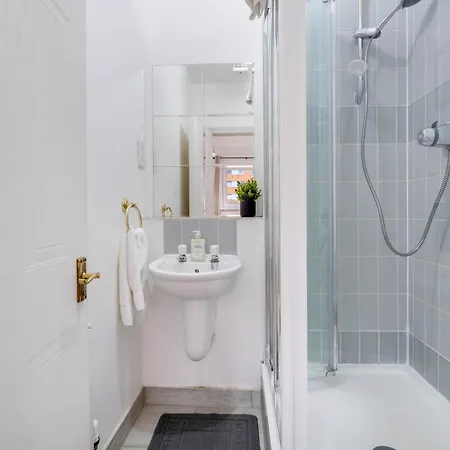 Delightful 4 Bedroom House Thamesmead West From 360stays
