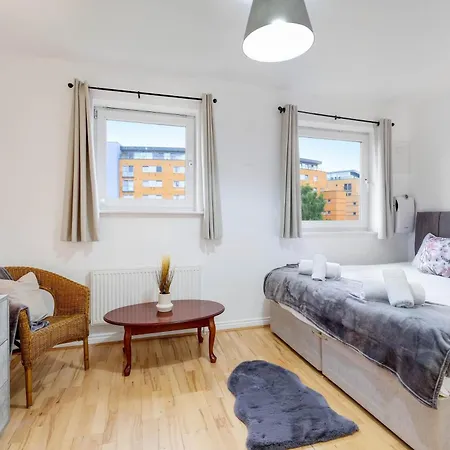 Delightful 4 Bedroom House Thamesmead West From 360stays Apartment