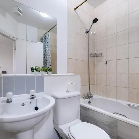 Apartment Delightful 4 Bedroom House Thamesmead West From 360stays