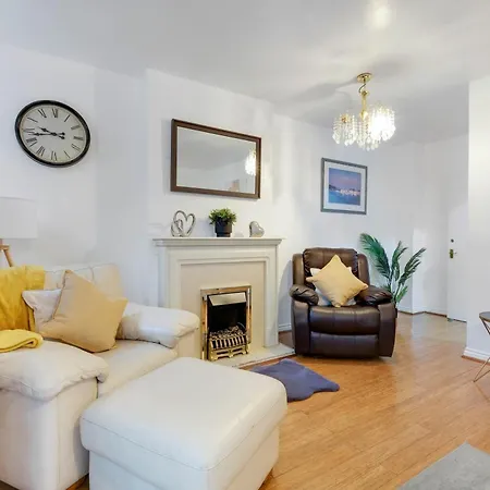 Delightful 4 Bedroom House Thamesmead West From 360stays *