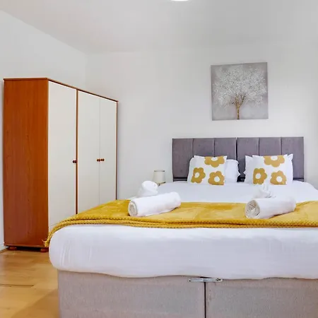 Delightful 4 Bedroom House Thamesmead West From 360stays London